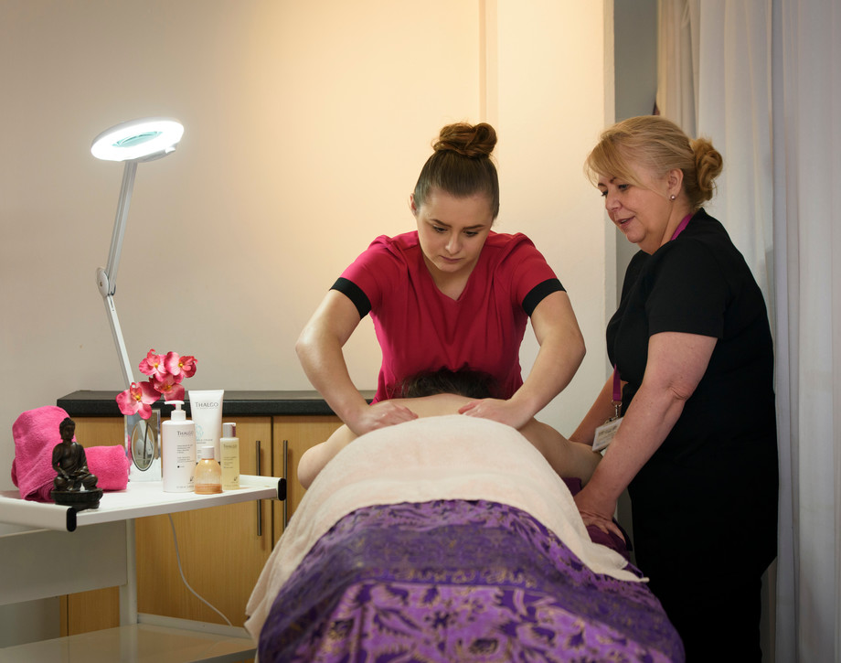 Beauty massage student with lecturer (4)