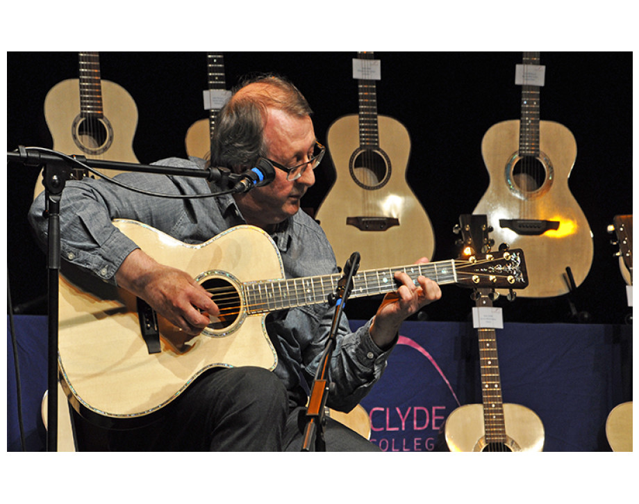 Steven Hicks Plays Alan Forsyth's Guitar At Luthiers' Concert