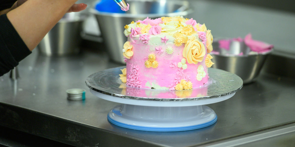 Cake decorating (2)