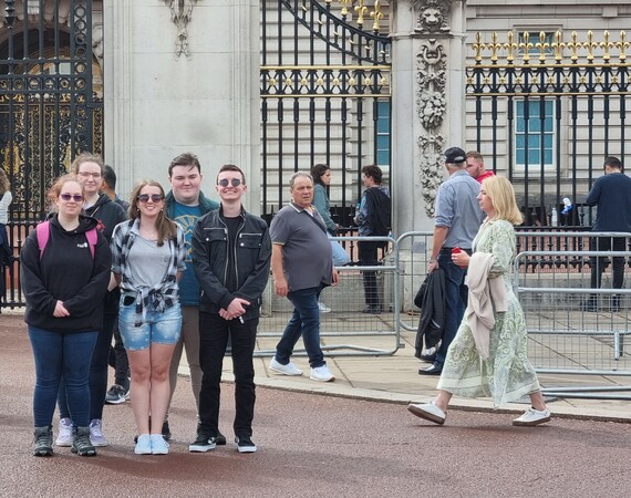 Students outside Buckingham Palace