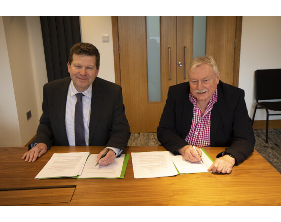 Glasgow Clyde College Principal Jon Vincent signs MOU with SRUC Principal Wayne Powell