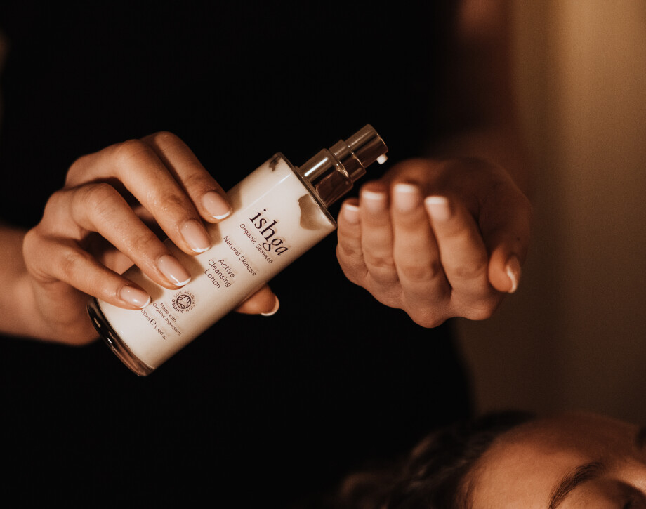 Image shows therapist using ishga product in spa setting