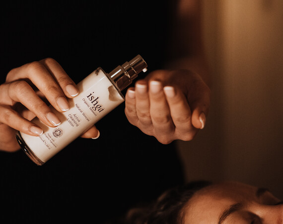Image shows therapist using ishga product in spa setting