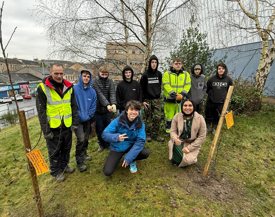 Horticulture students tree planting