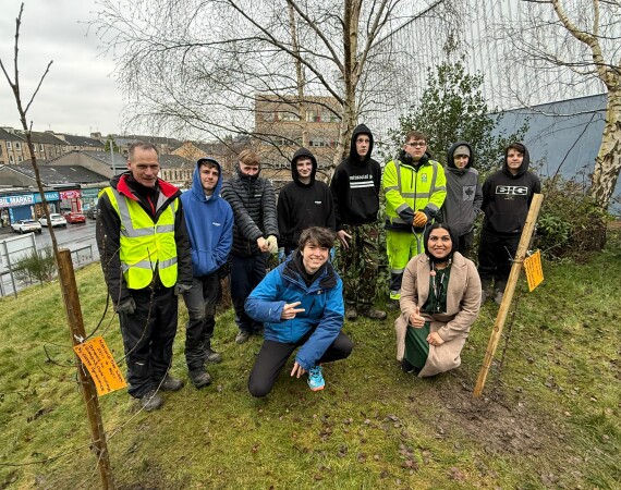 Horticulture students tree planting